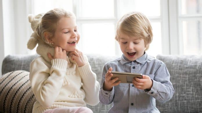 Quel téléphone choisir pour la rentrée de son enfant ? Guide complet pour parents